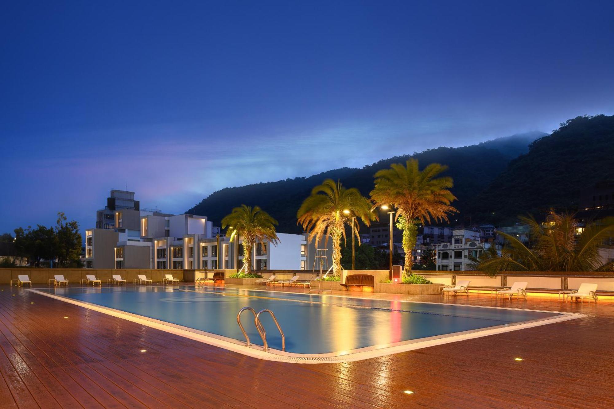 Evergreen Resort Hotel - Jiaosi Jiaoxi Dış mekan fotoğraf The swimming pool at the University of Nottingham Malaysia Campus