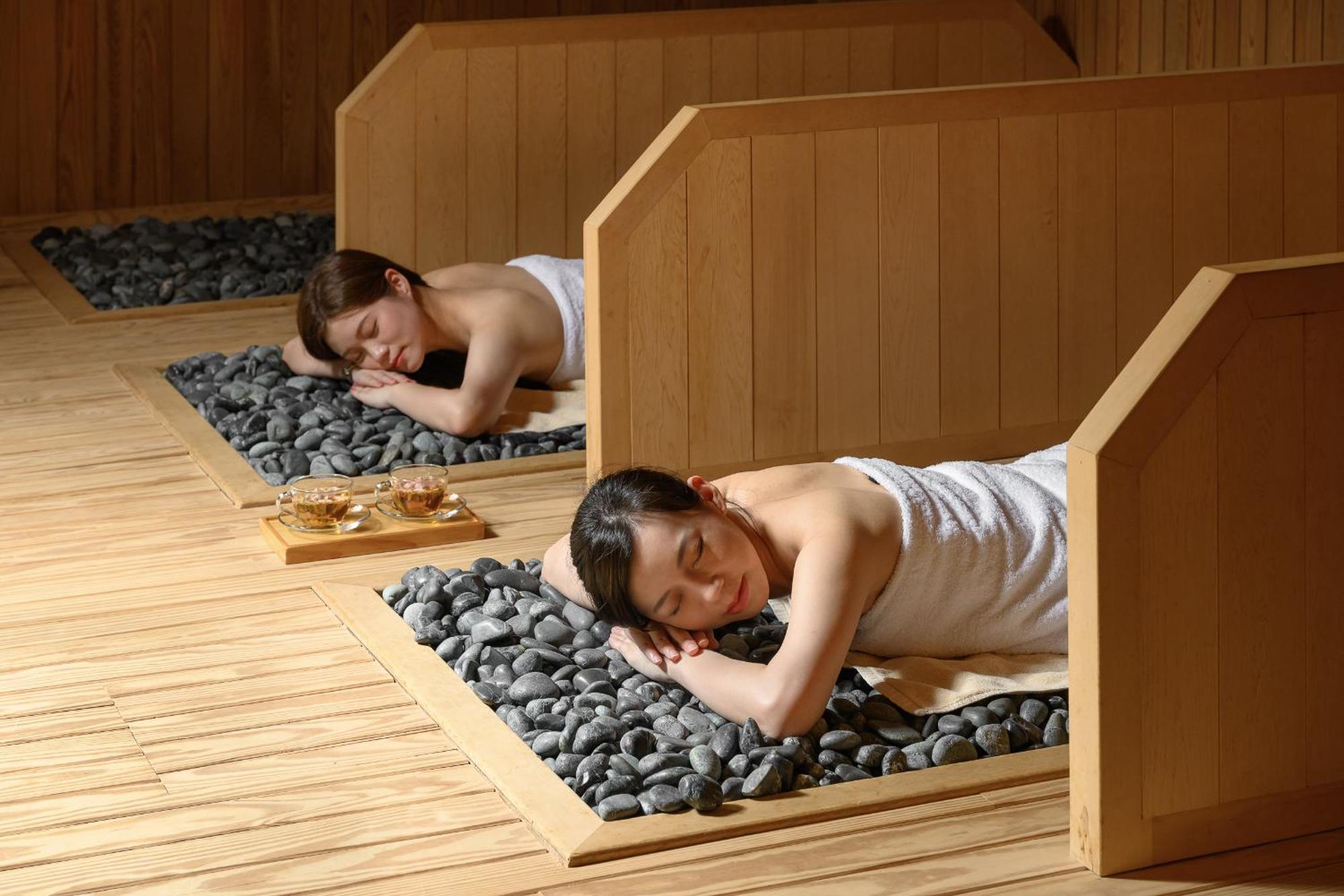 Evergreen Resort Hotel - Jiaosi Jiaoxi Dış mekan fotoğraf A traditional Korean spa