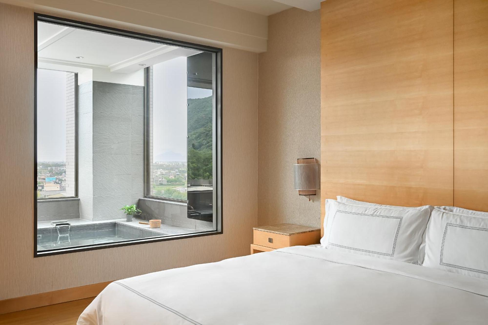 Evergreen Resort Hotel - Jiaosi Jiaoxi Dış mekan fotoğraf A room at the hotel