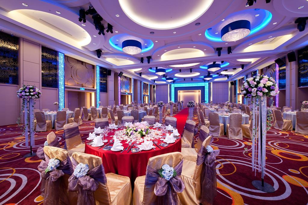Evergreen Resort Hotel - Jiaosi Jiaoxi Dış mekan fotoğraf A wedding reception at the Grand Ballroom