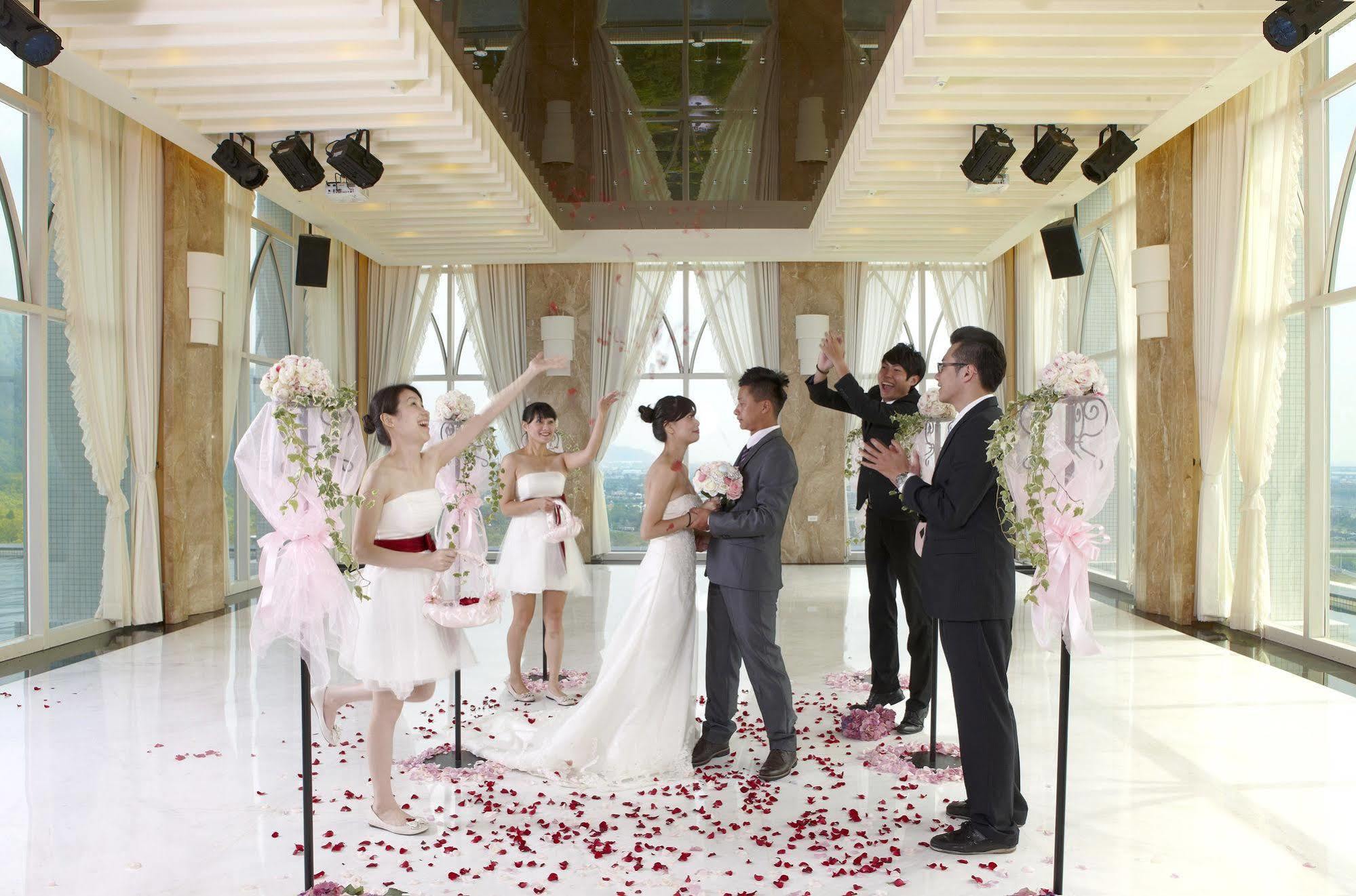 Evergreen Resort Hotel - Jiaosi Jiaoxi Dış mekan fotoğraf A wedding in the Sky Chapel